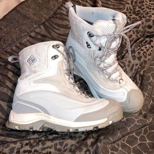 Columbia women’s boots white and grey size 9